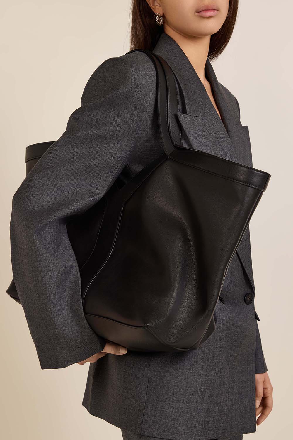 תמונת כל הלוק של תיק נשיאה